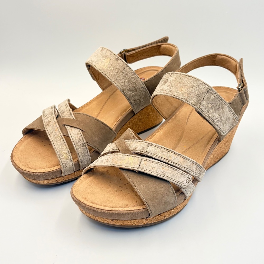 Clarks Un Capri Walk Wedge Sandal‎ Women's Size 9 Taupe Nubuck Leather Strappy
